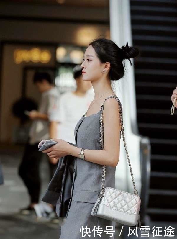 浅色|街拍：靓丽的气质，图3美女吊带衫搭配浅色披风，彰显时尚洒脱！
