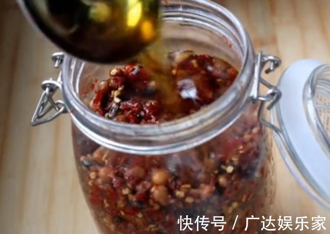 黄豆|教你个黄豆的新吃法,水里泡一泡,2年都不坏,比吃肉还香