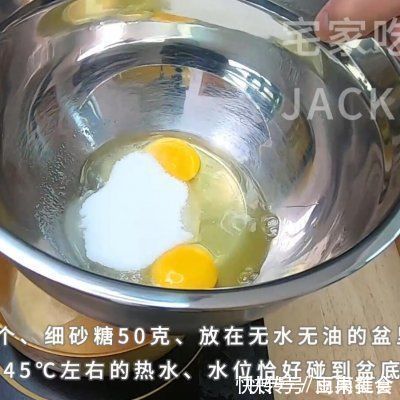 全蛋法双色海绵小蛋糕，小小的一个，可爱好吃，小朋友尤其喜欢