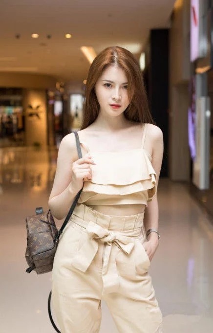 街拍:小姐姐皮肤白皙,穿黑色吊带连体裤,减龄又吸睛