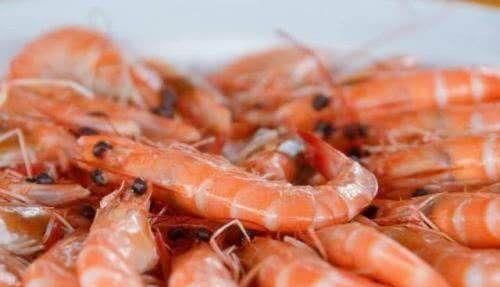 煮虾时,只加生姜与食盐可不行,多加这“2样”,虾肉不腥更鲜香