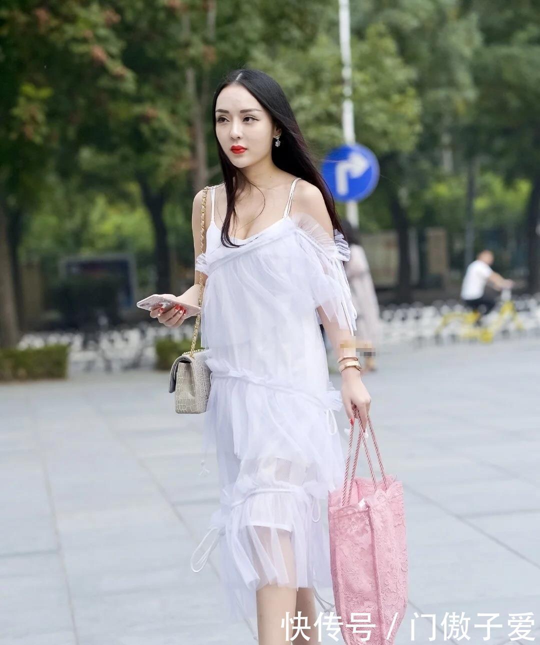 薄如蝉翼的白纱裙不失柔美优雅感，散发着浪漫和性感气质