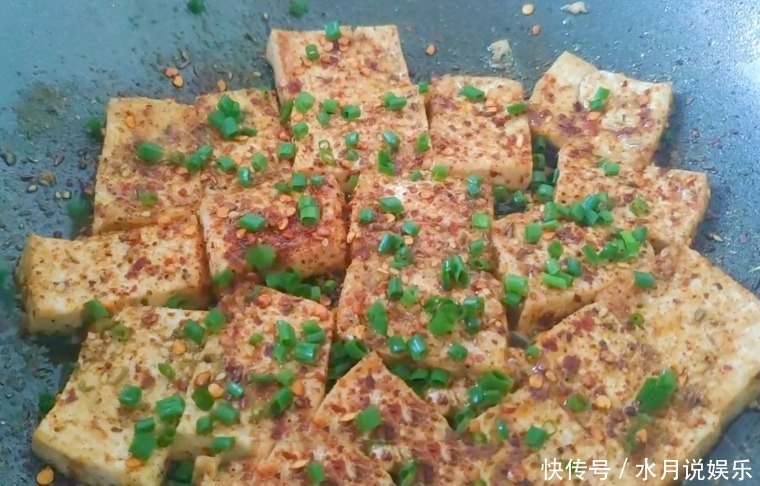 凉拌|豆腐新吃法，不炒不炖不凉拌，撒点调料，鲜香美味，外酥里嫩