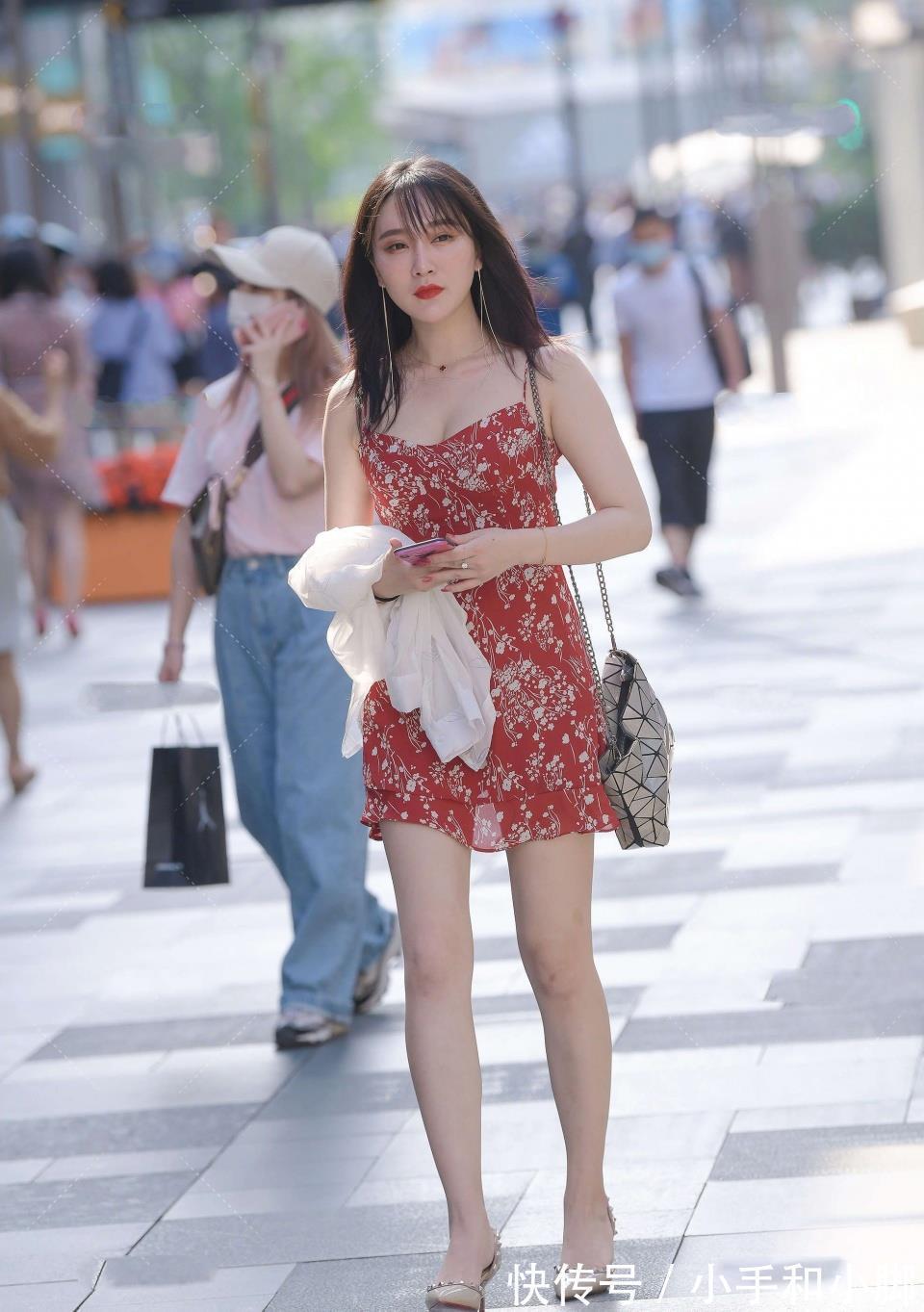 气质|半身裙搭配毛衣,轻松打造温柔气质,看起来时尚又美观