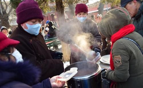 花25元买门票，冷呵呵排队两个小时，不为喝腊八粥只为许个心愿