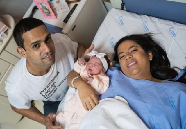 新生儿|巴西“臭脸女婴”火了,眼神中充满“杀气”,网友:这娃有起床气