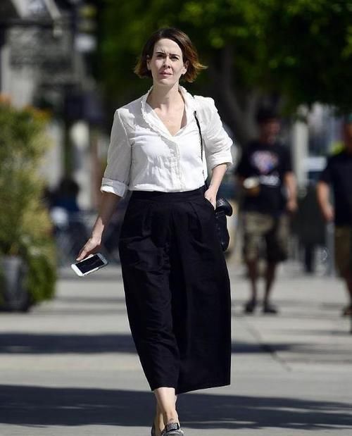 2021年入春流行穿“衬衫+阔腿裤”，显瘦又时髦，美得很高级