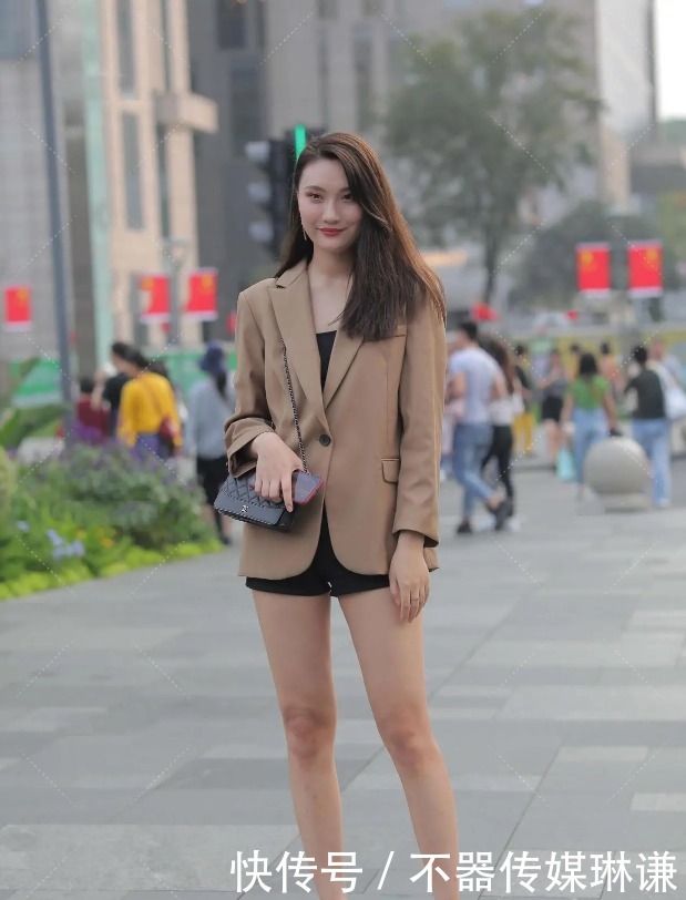 小西装|当休闲西装遇上下装消失穿法，又美又飒，显瘦小心机