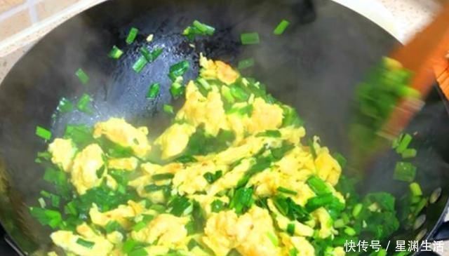 韭菜|韭菜炒鸡蛋，先炒韭菜还是先炒蛋？行家都这么炒，鲜嫩翠绿营养高