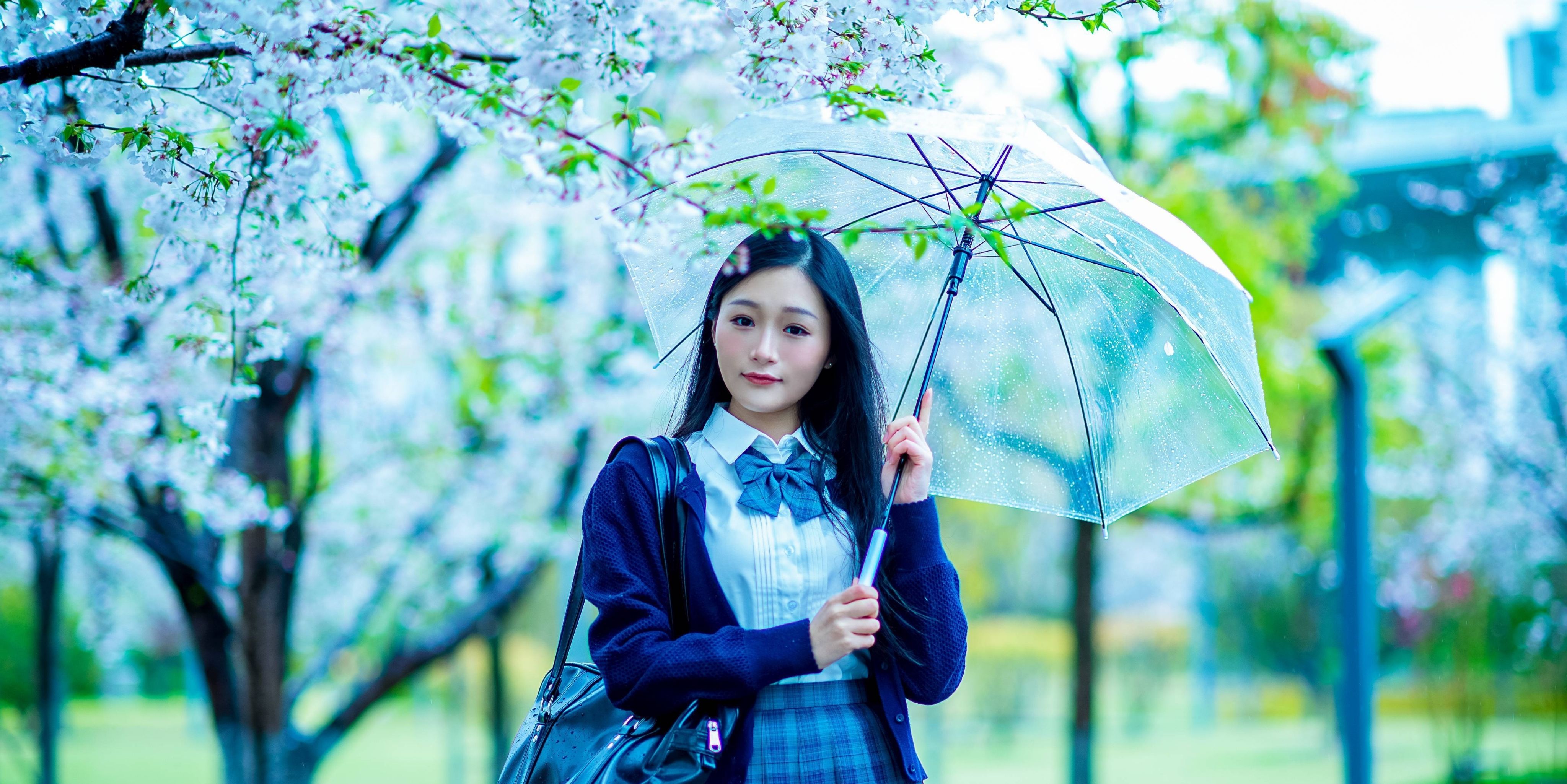 很湿|风很轻，雨很湿，花开草绿