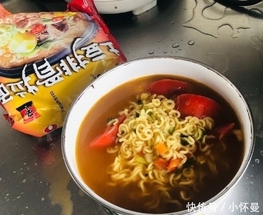 泡面|越吃越“臃肿”的四种主食，饺子不算啥，爱吃图四胖成“小肥猪”