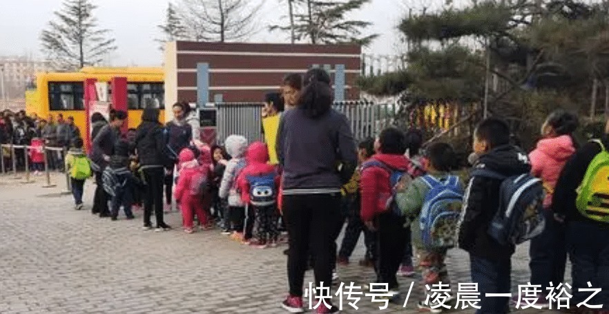 女孩|幼儿园新来的女孩,跟儿子长得一模一样,妈妈接孩子时懵了