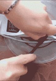 |搞笑GIF:听说怀孕了不能翘二郎腿,不然生出的孩子是这样的