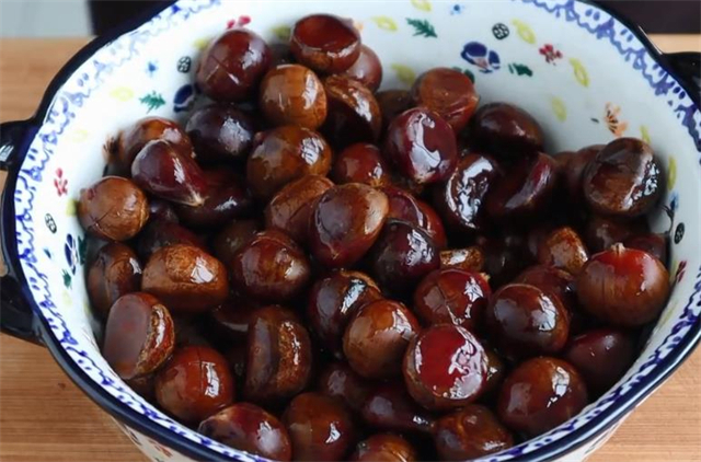 糖水|这才是板栗最好吃的做法,两个小技巧,轻松去壳又好吃,简单实用