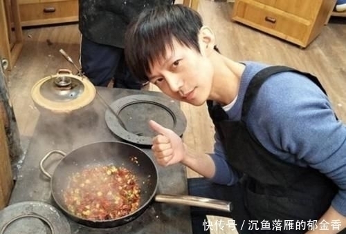 结账|何炅的面馆一夜走红,1人吃了3碗“牛肉面”,结账时逗我玩呢