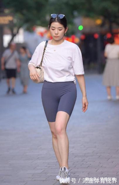 紧身裤 素颜出门的小姐姐,穿白色宽松T恤搭配湛蓝色骑行裤,太会穿