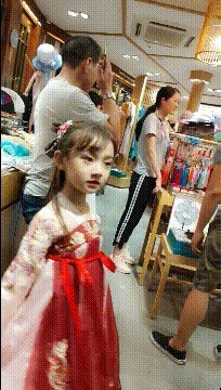 |搞笑GIF：本店月月的销售冠军，在这跳舞老板都不敢管