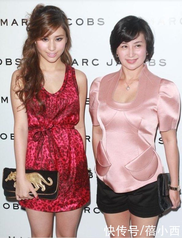 穿搭|何超琼换了清爽短发减龄至少20岁，穿粉色上衣配短裤，秀出豆腐腿