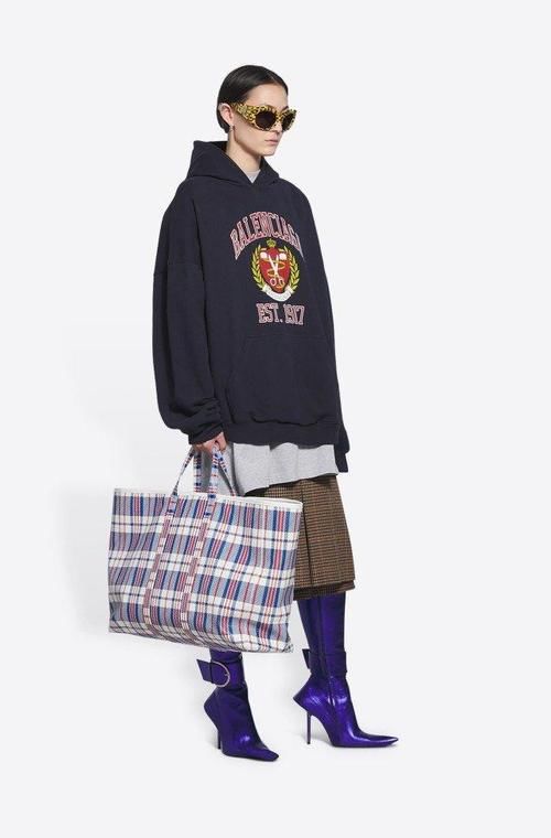 思琳|巴黎世家出红白蓝“编织袋”，1.3万一只，“同款”随处可见