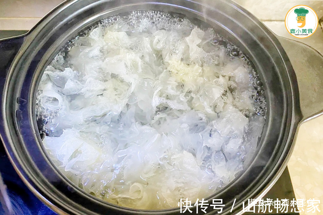 碱性食物|春天,如果有条件,建议女性多喝银耳汤,补充胶原蛋白,养颜滋润