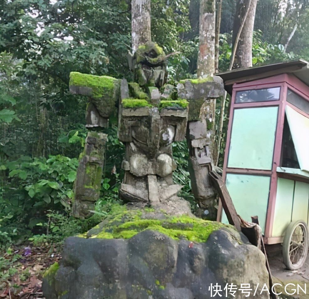 日本网友去神社，发现里边有尊高达，有的寺还供着初音和奥特曼呢