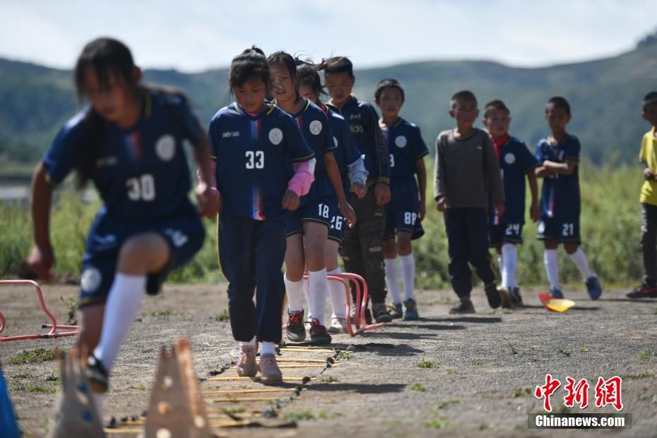 足球|“云端小学”彝族孩子迎来足球“第一课”