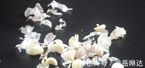 剥大蒜别再用刀拍了,只需借助它,快速又不伤手,方法太棒了
