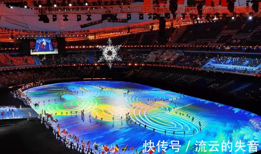 康辉|冬奥会闭幕式看点多康辉解说遇尴尬场面,冰墩墩含泪挥手告别!