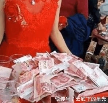 婚礼当天,新娘嫌累不想去敬酒,过后却笑的露出八颗牙齿