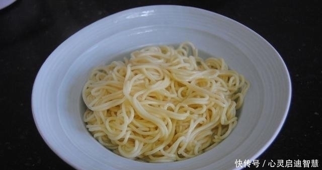 早餐|教你面条的新吃法,比煮着吃好吃一百倍,做法简单,5分钟早餐!