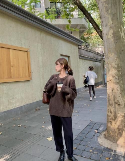 毛衣怎么穿才不显“平庸”？教你四个搭配公式，既时髦又实用