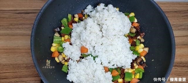 米饭|早餐我用剩饭做5色炒饭，上桌惊艳了全家，孩子真想天天吃剩饭