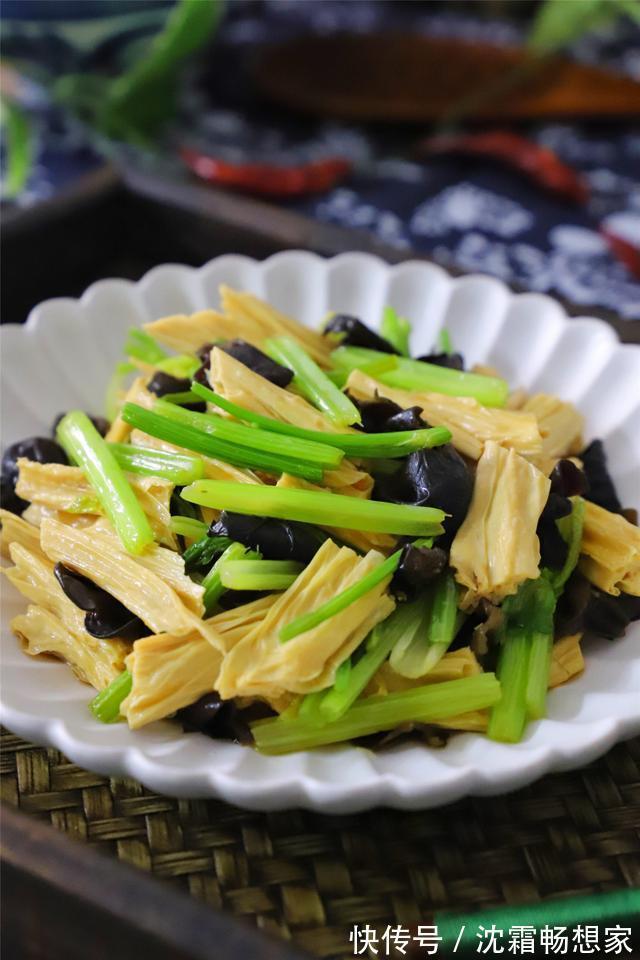 泡腐竹时,用开水还是用冷水,教你小窍门,30分钟发好,不夹生