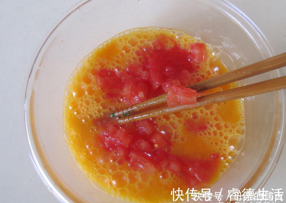 牛奶|2个鸡蛋，半杯牛奶，搅一搅煎一煎做成厚蛋烧，早餐吃营养健康