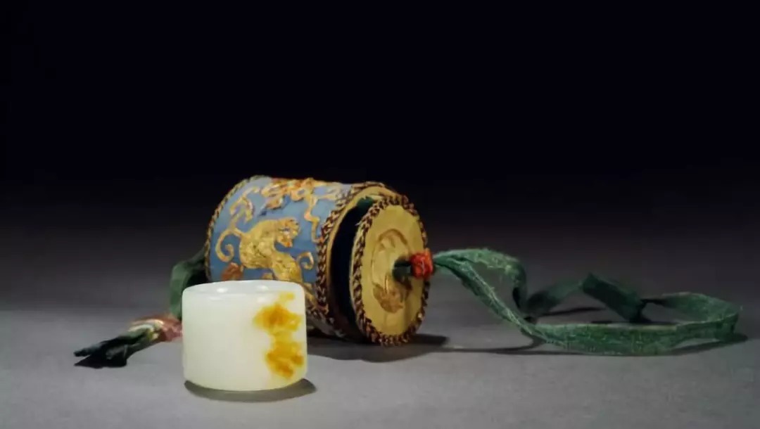 扳指 男人的手里,离不开这四件首饰