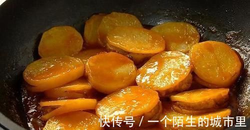好吃|4个土豆1斤肉,教你最好吃的做法,酸甜开胃香而不腻,太好吃了
