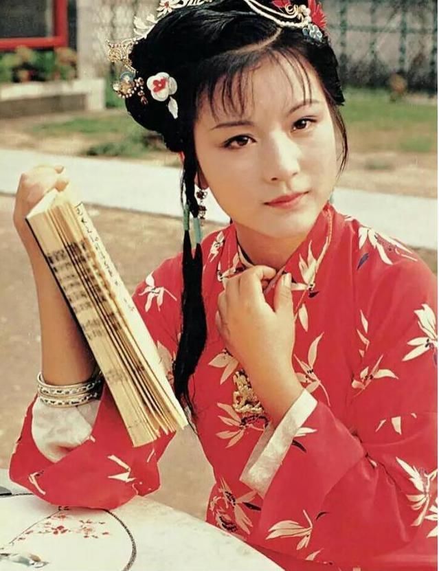 史湘云欲当众贬损林黛玉,不料琥珀一句玩笑话,让她无地自容