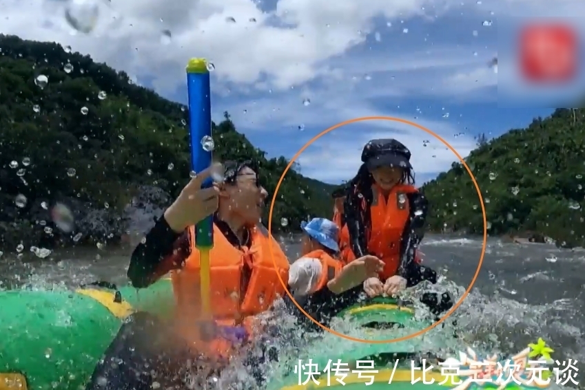 功底|金晨玩漂流靴子進水,看清她那花式倒水的動作,舞蹈功底不服不行