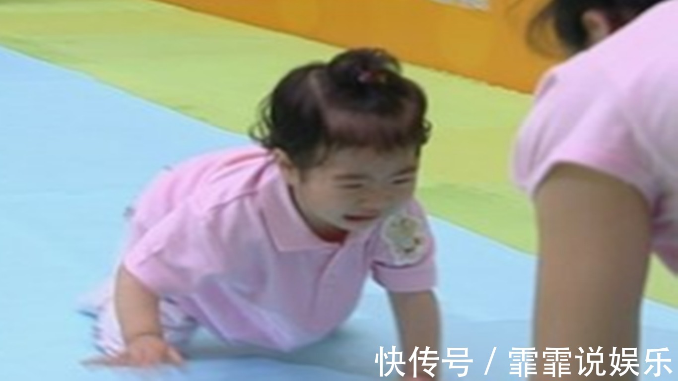 小宝宝|孩子2岁还不会走路,奶奶带去医院检查,大夫却小声说道报警