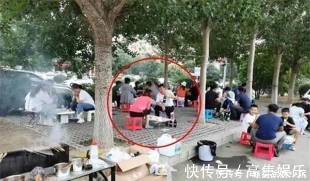 烧烤|“最可怜宝宝”火了，父母吃烧烤嫌孩子碍事，把娃装进包放凳上