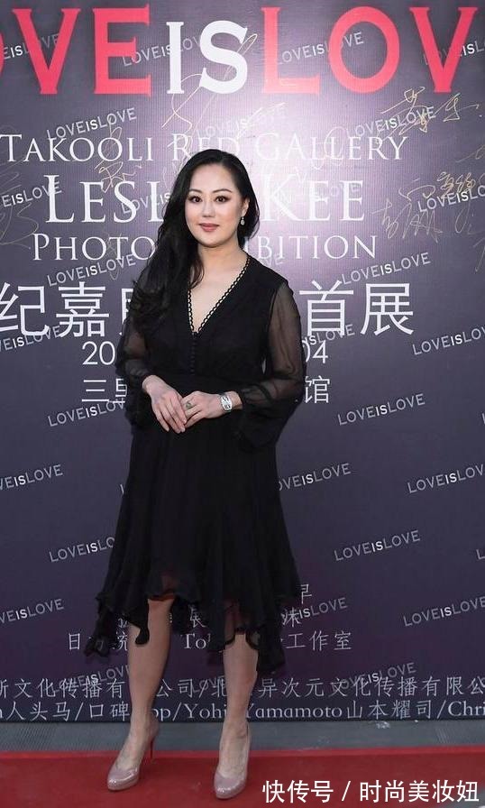 丰富感|章小蕙才是真正的“上流贵妇”,穿白衬衫配半身裙,高贵又优雅