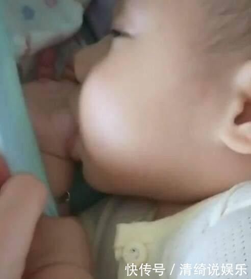 嘴巴|6个月宝宝在熟睡,婆婆发现嘴巴里有问题,掀开被子后笑喷了