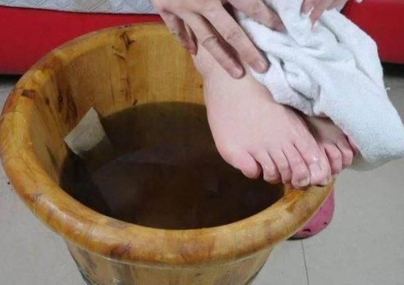 艾叶水|睡前用艾叶水泡脚,坚持三天一次,一段时间后,三个问题悄悄改善