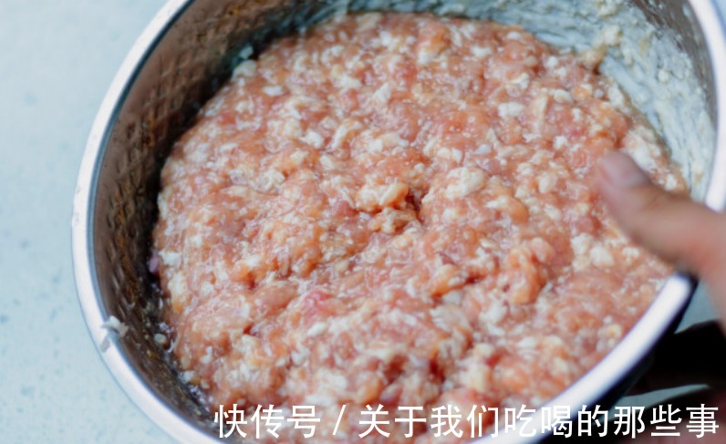 白菜做馅别用盐腌，饺子馆老板教你1招，不出水还鲜香，鲜嫩多汁