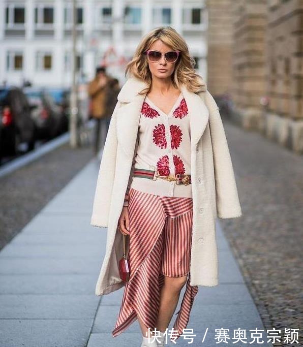 半身裙搭配|最近流行一种“保暖穿搭”,叫“羊羔毛外套+半身裙”,时髦显瘦