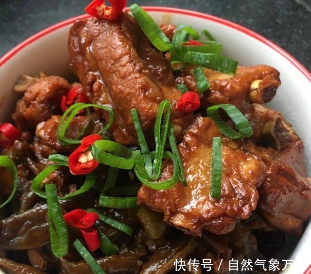 酸豆角烧排骨,香气扑鼻,一点都不油腻!