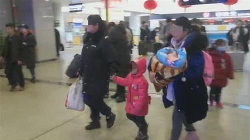 妈妈们|高铁上,母亲“紧拽”俩娃照片被疯传,为母则刚,实在让人感动