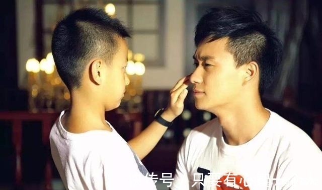 早睡早起|小学生迟到急速奔跑,监控只拍到残影只要够快,监控就拍不到我