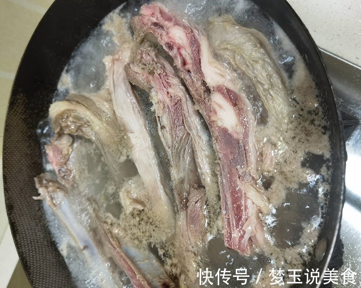 分享在家烤羊排的家常做法，很简单，焦焦嫩嫩，味道相当好！