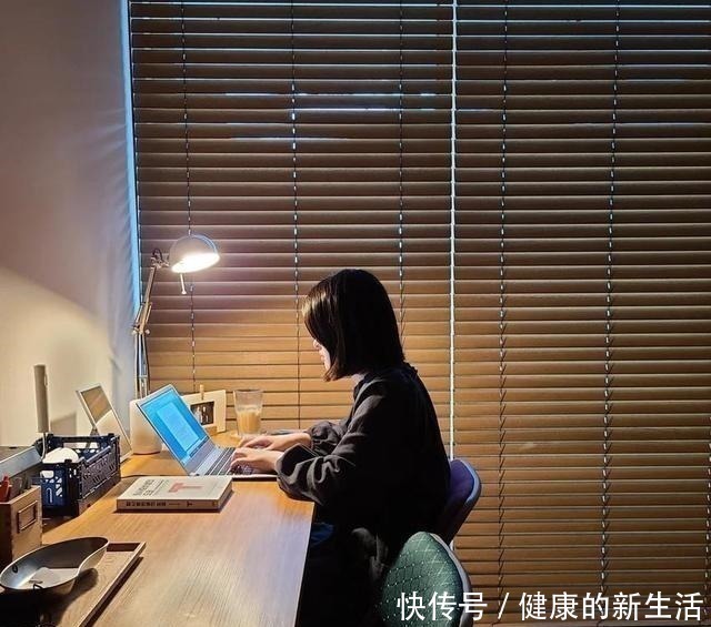 装修|别人装门位置他们家拆掉,玄关加门包成一间房,装修让人眼前一亮!